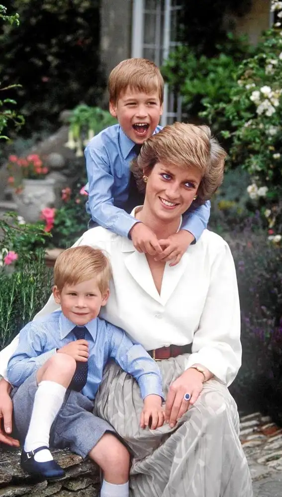 Diana, en una foto inédita hasta ahora, junto a sus hijos Guillermo y Enrique