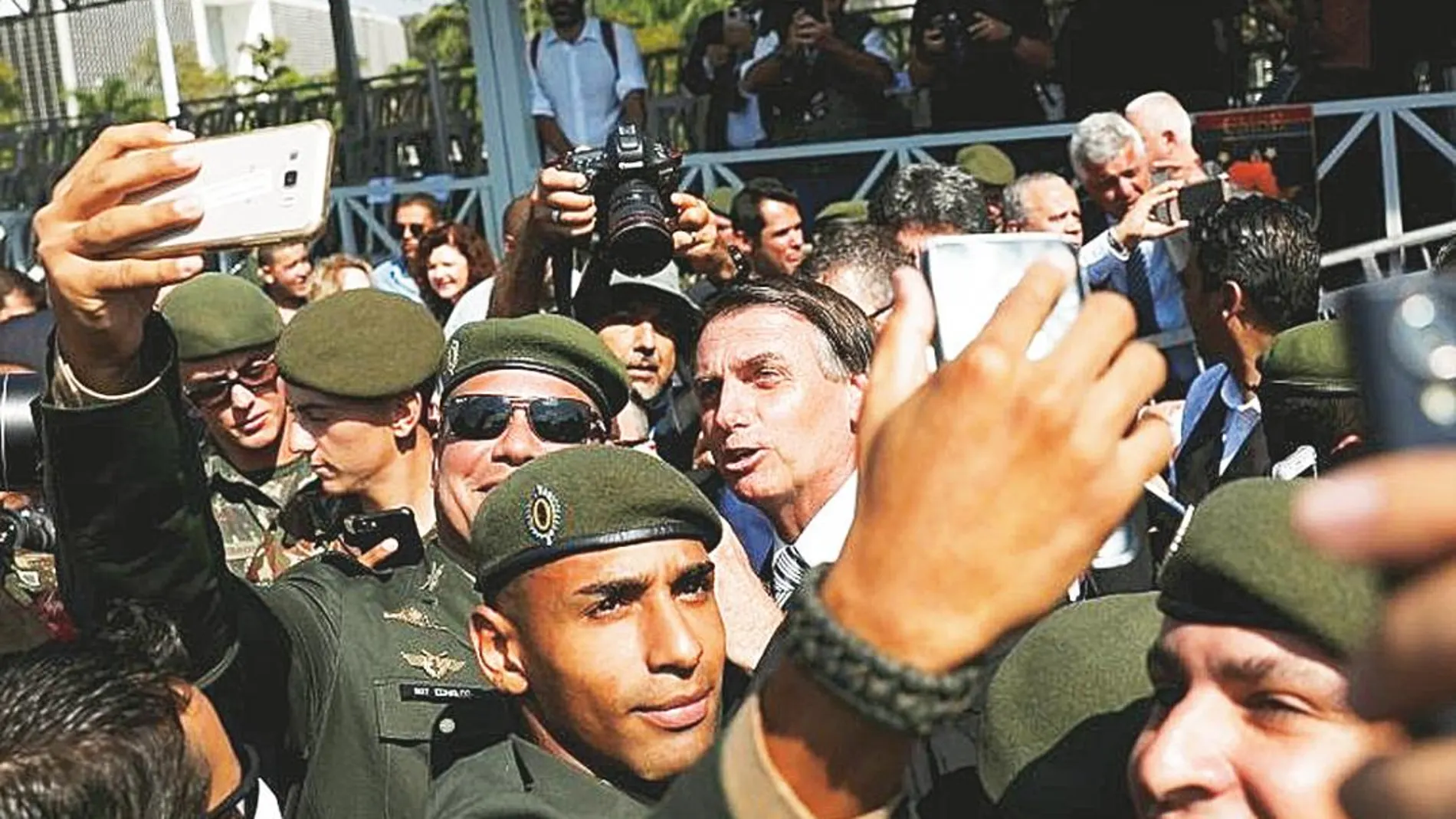 El candidato del orden. Jair Bolsonaro rodeado de militares durante un acto en Sao Paulo. Al menos cuatro generales de la reserva estarán en su gabinete si gana las elecciones