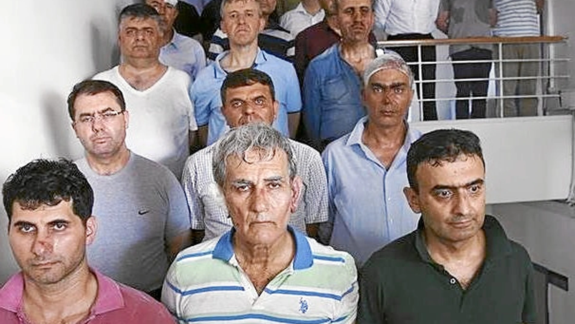 En el centro, el supuesto cabecilla del golpe, Akin Öztürk, junto a otros mandos militares que participaron en el golpe del pasado viernes en Turquía