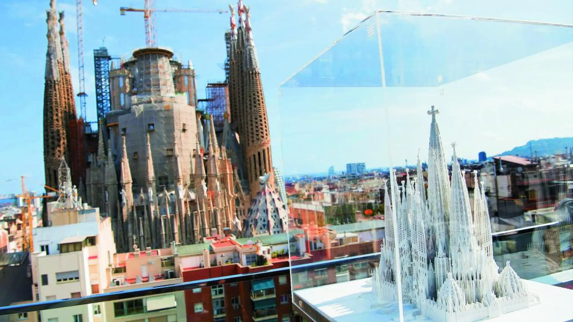 Una imagen del estado actual de las obras del templo de la Sagrada Familia y, en primer término, la maqueta con lo que debe ser la construcción final que estará finalizada en 2026, coincidiendo con el centenario de la muerte de Gaudí.