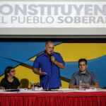 El miembro de la Asamblea Nacional Constituyente Diosdado Cabello habla durante un debate con simpatizantes hoy en Caracas