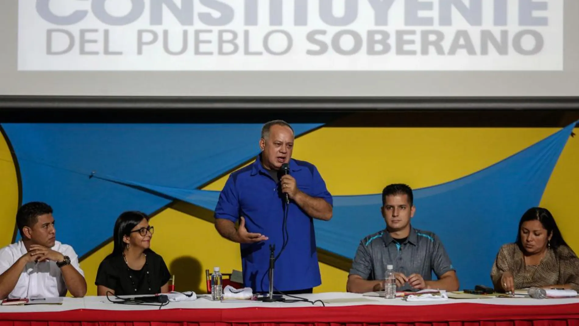 El miembro de la Asamblea Nacional Constituyente Diosdado Cabello habla durante un debate con simpatizantes hoy en Caracas