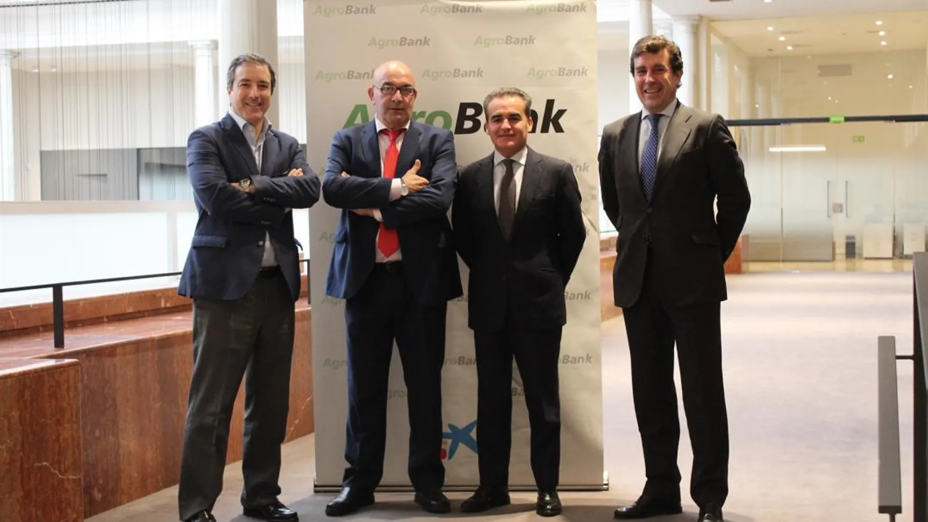 El presidente y el director de la federación, Juan Rafael Leal y Jaime Martínez-Conradi, con el director territorial de Caixabank en Andalucía, Rafael Herrador, y el recientemente nombrado director de Andalucía Oriental de Agrobank, Antonio León