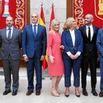 Cristina Cifuentes, ayer, junto a los miembros del nuevo Gobierno regional al que se incorporan tres caras nuevas