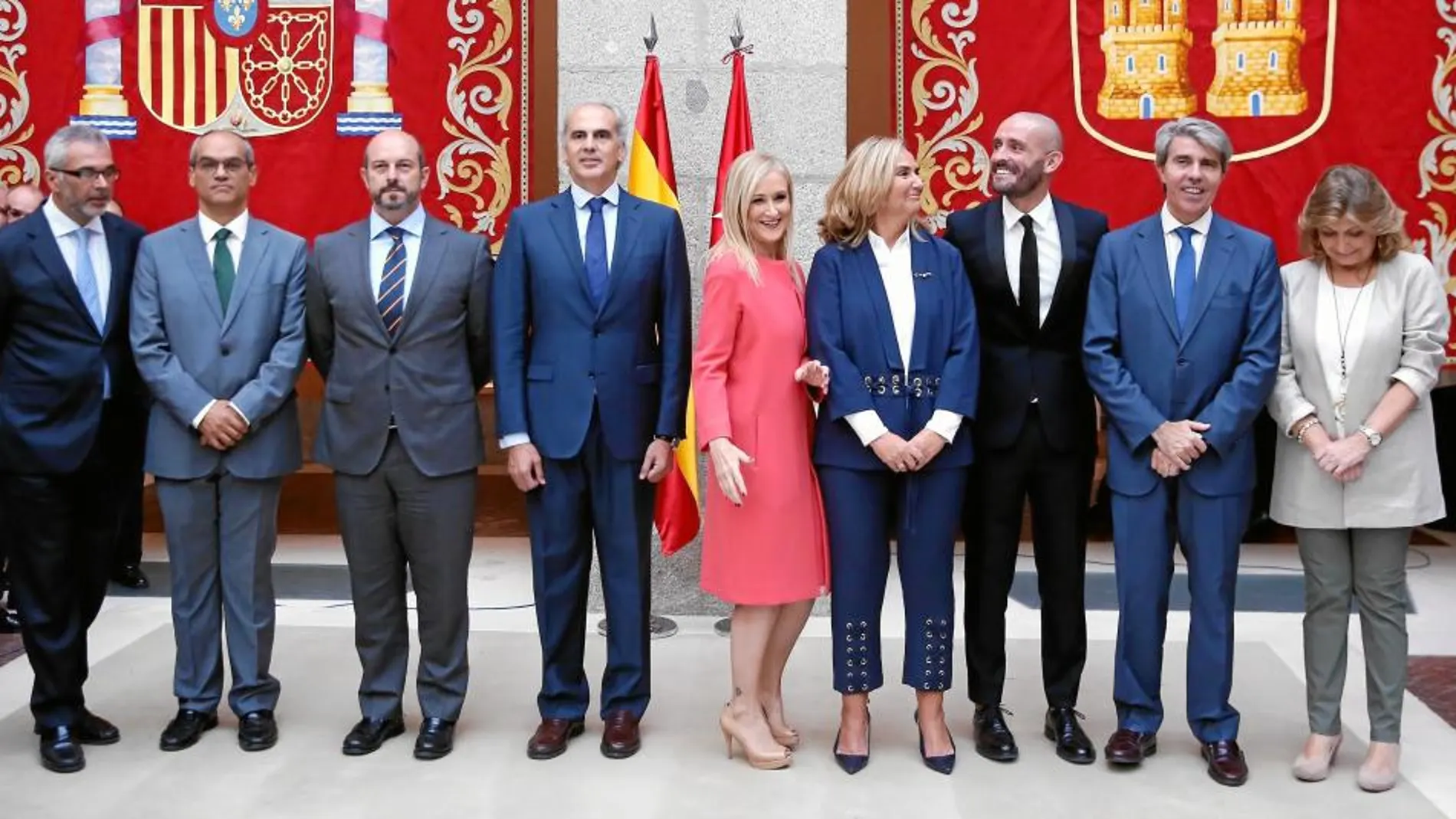 Cristina Cifuentes, ayer, junto a los miembros del nuevo Gobierno regional al que se incorporan tres caras nuevas