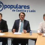 El presidente del PP de Castilla y León, Alfonso Fernández Mañueco, junto a Francisco Vázquez y Javier Lacalle