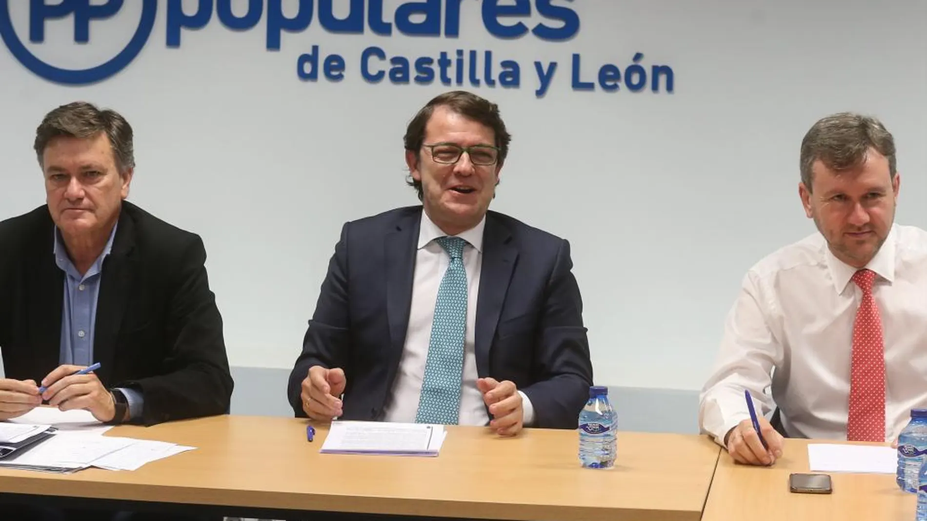 El presidente del PP de Castilla y León, Alfonso Fernández Mañueco, junto a Francisco Vázquez y Javier Lacalle