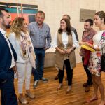 Tudanca conversa con Aitana Hernando, alcaldesa de Miranda, junto a representantes de Garoña