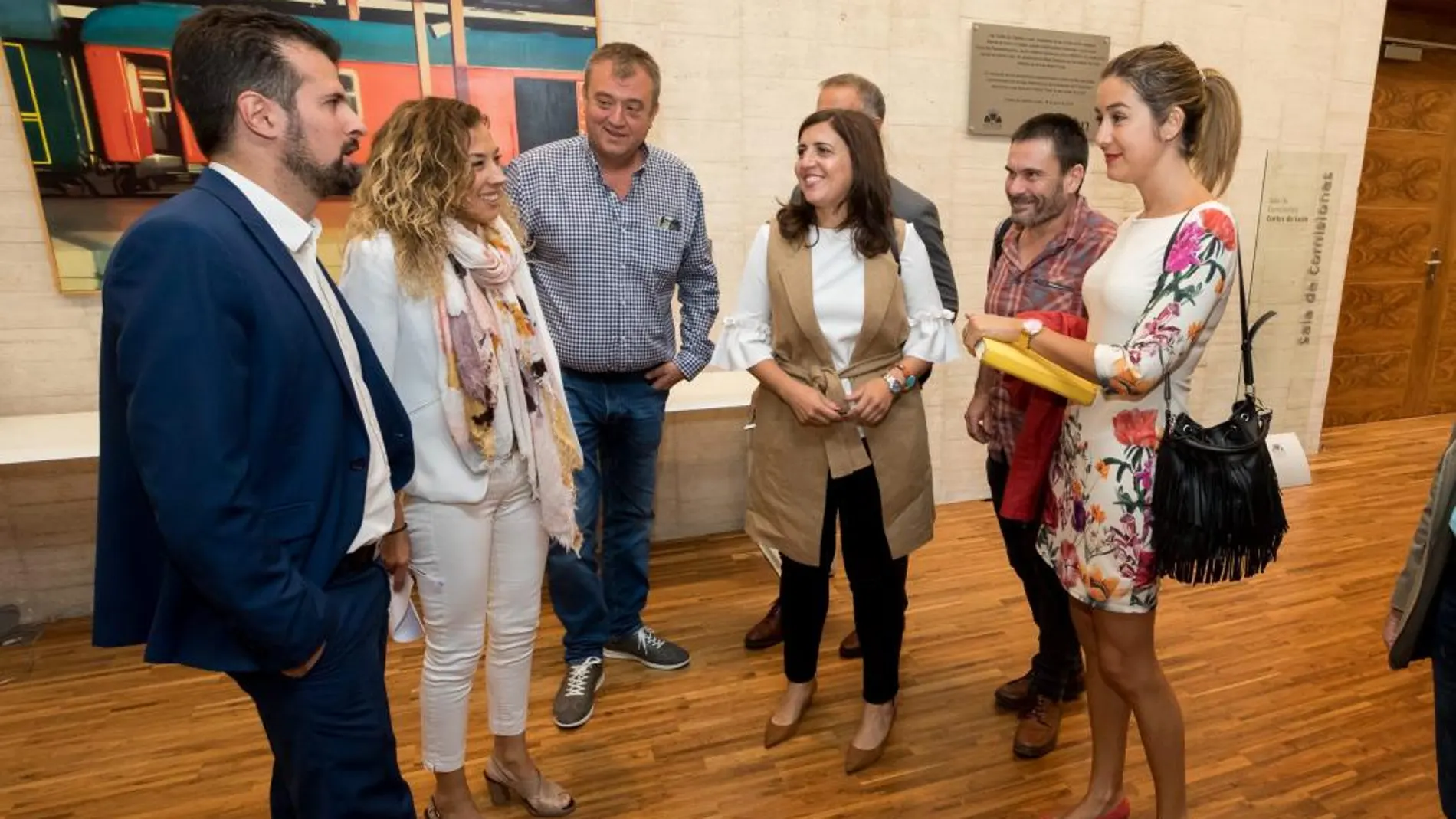 Tudanca conversa con Aitana Hernando, alcaldesa de Miranda, junto a representantes de Garoña