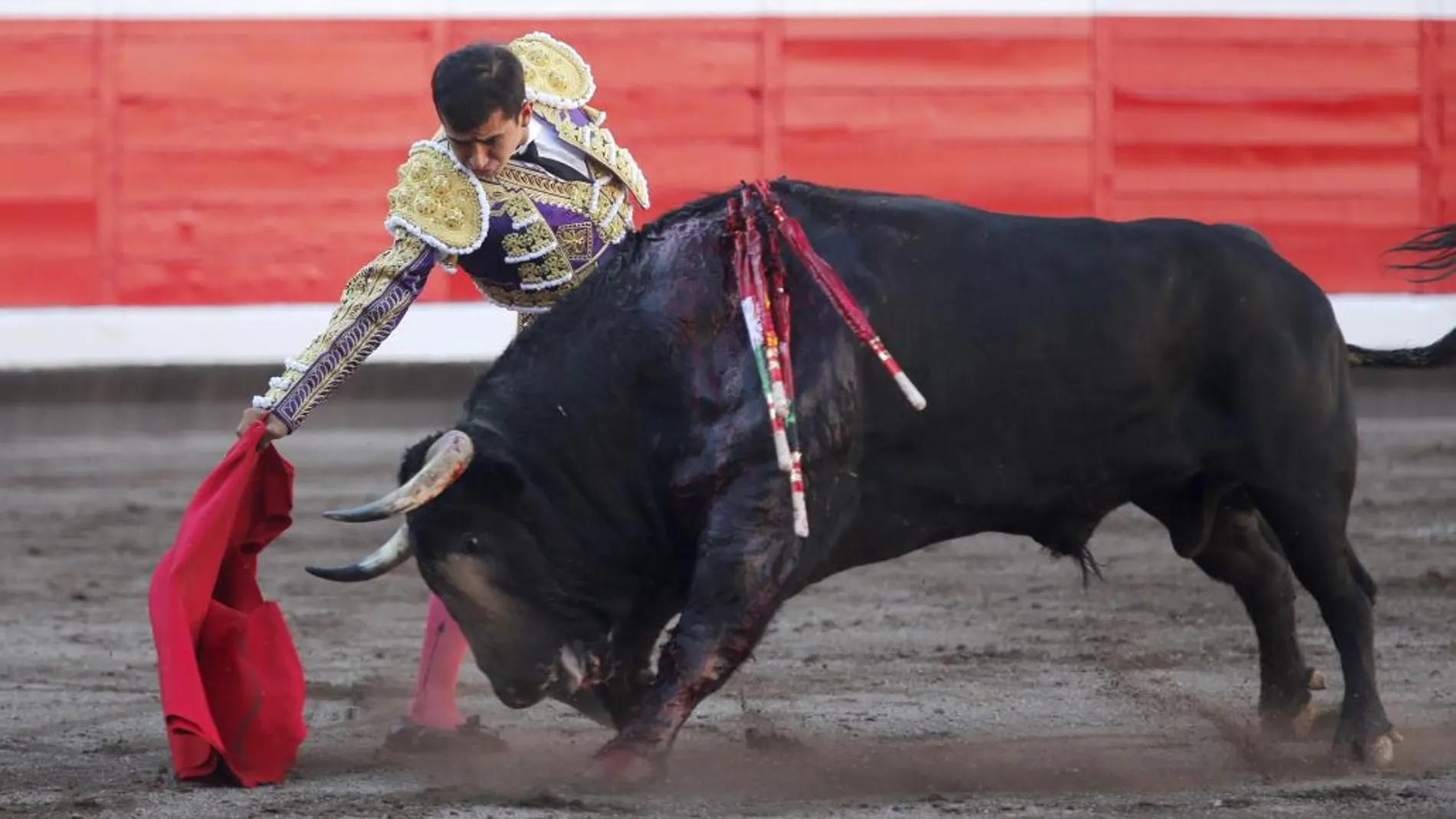 El diestro mexicano Joselito Adame da un pase con la muleta a su segundo toro en la tercera de abono de la feria de Bilbao