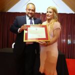 Gerardo Álvarez le entrega el diploma a Lydia Valentín