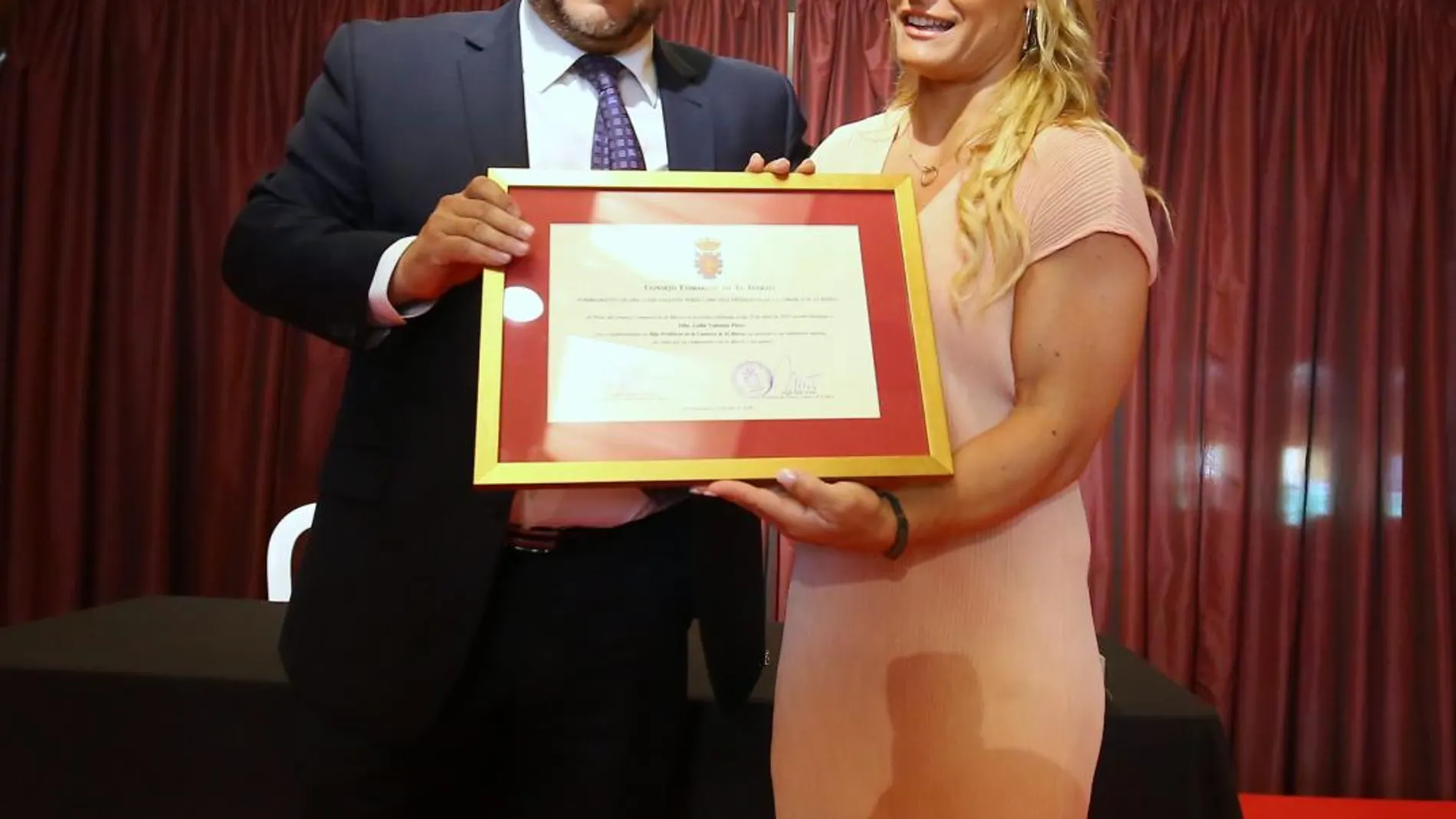 Gerardo Álvarez le entrega el diploma a Lydia Valentín