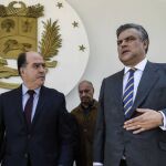 El embajador español en Venezuela, Jesús Silva (derecha), con el presidente de la Asamblea Nacional, Julio Borges