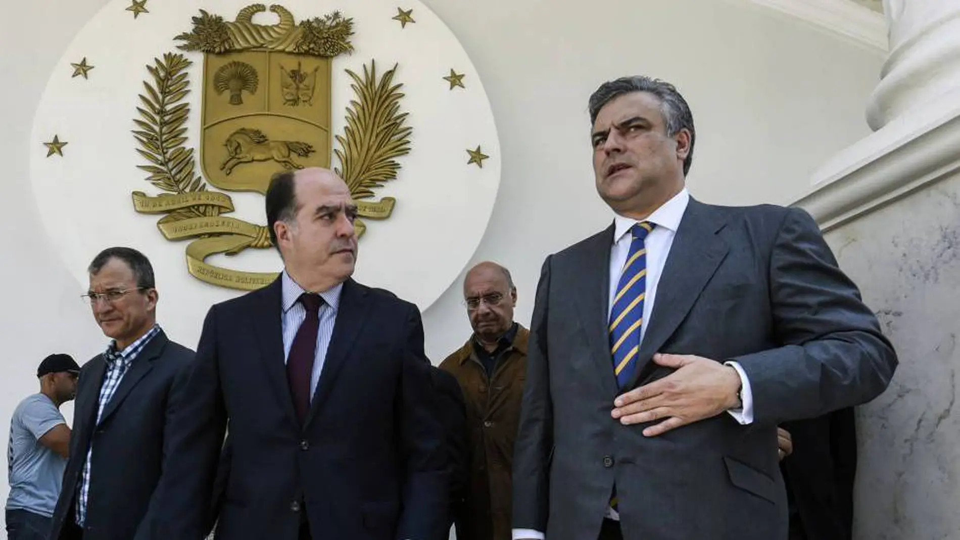 El embajador español en Venezuela, Jesús Silva (derecha), con el presidente de la Asamblea Nacional, Julio Borges