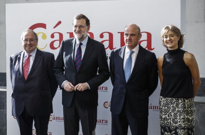 El presidente del Gobierno, Mariano Rajoy (2i), posa junto al presidente de la Cámara de Comercio de España, José Luis Bonet (i), el ministro de Economía y Competitividad, Luis de Guindos (2d), y la ministra de Agricultura, Pesca y Alimentación, Isabel García-Tejerina.