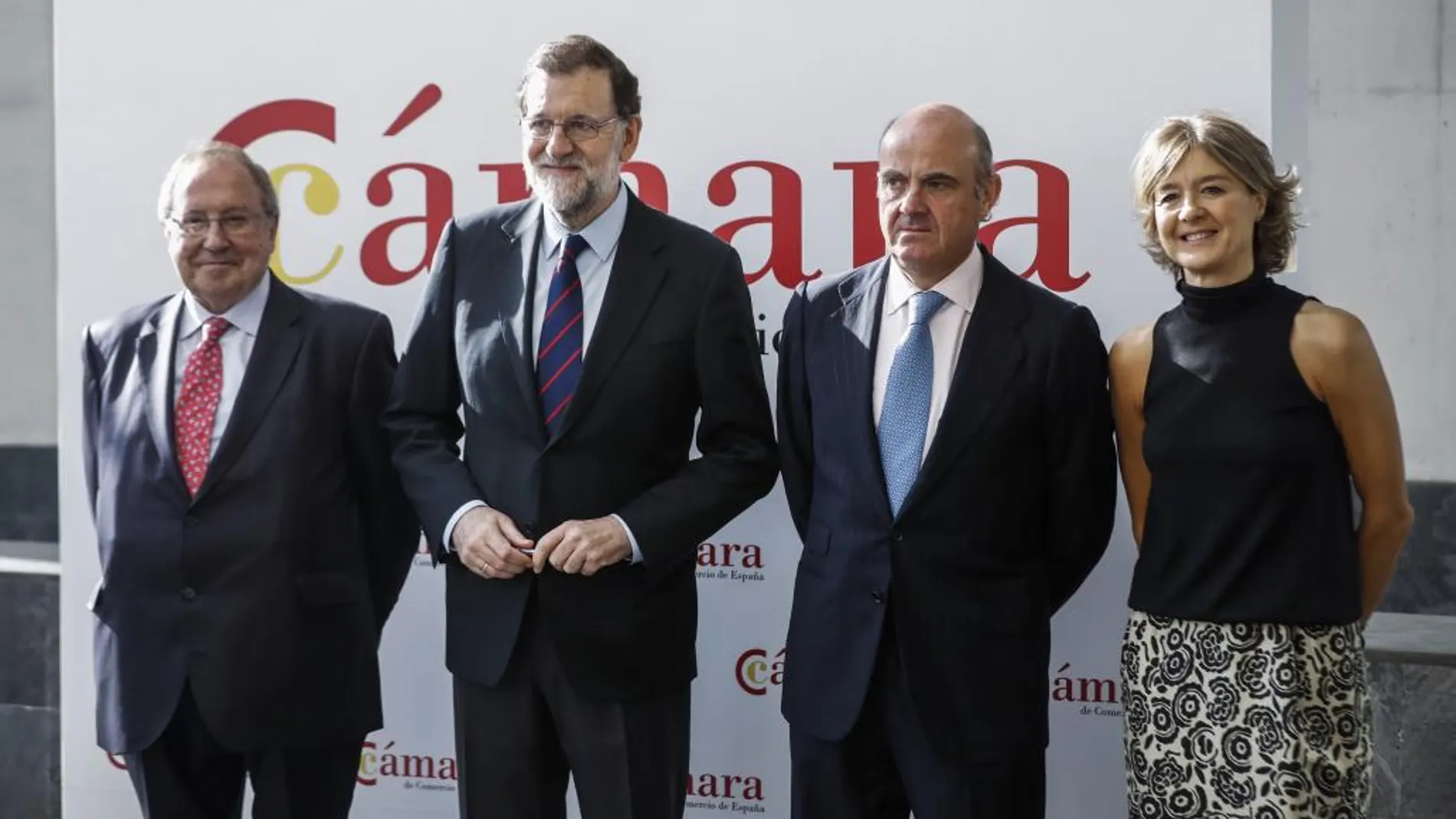 El presidente del Gobierno, Mariano Rajoy (2i), posa junto al presidente de la Cámara de Comercio de España, José Luis Bonet (i), el ministro de Economía y Competitividad, Luis de Guindos (2d), y la ministra de Agricultura, Pesca y Alimentación, Isabel García-Tejerina.