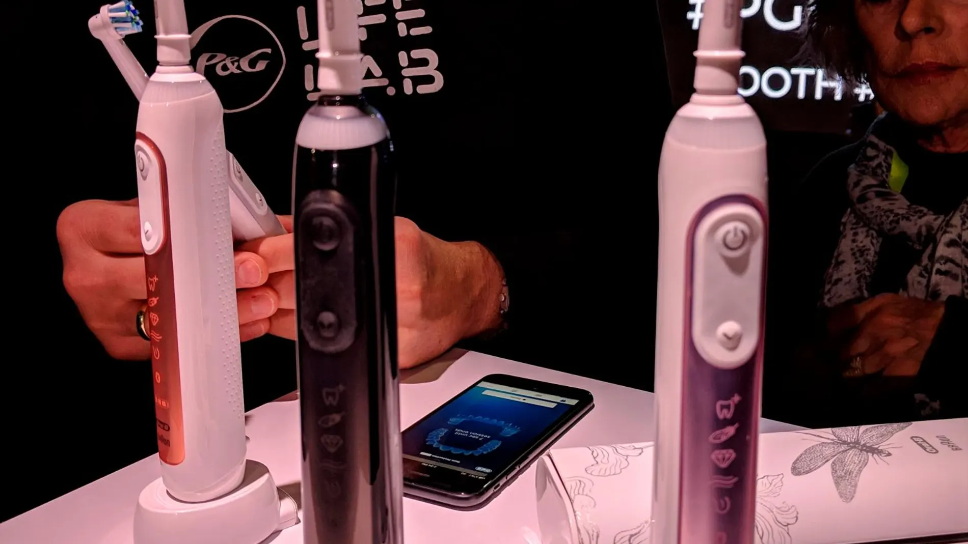 La multinacional estadounidense Procter & Gamble (P&G) ha presentado en Las Vegas (Nevada, EE.UU.) un cepillo de dientes «inteligente» que se sirve de sensores e inteligencia artificial para recomendar mejoras personalizadas que permitan perfeccionar la limpieza bucal