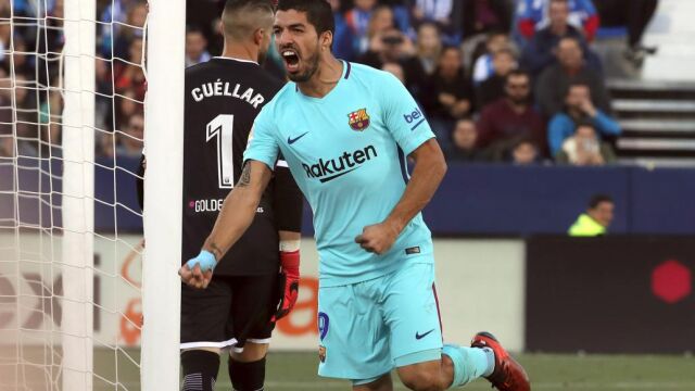 El delantero uruguayo del Barcelona Luis Suárez celebra su segundo gol en el partido ante el Leganés