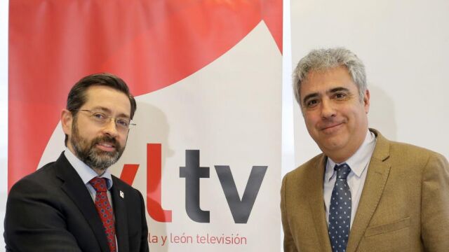 El director general de Radio Televisión de Castilla y León (RTVCyL), Eduardo Álvarez, y el de la Fundación Santa María la Real, Juan Carlos Prieto, en la firma del acuerdo