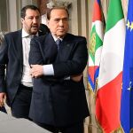El líder de la coalición de derechas, Matteo Salvini, (c) junto al líder del partido Forza Italia, Silvio Berlusconi, (d) y la presidenta del partido Hermanos de Italia, Giorgia Meloni, (i) tras la reunión con el presidente italiano, Sergio Mattarella, en el marco de la tercera ronda de negociaciones para formar Gobierno /Efe
