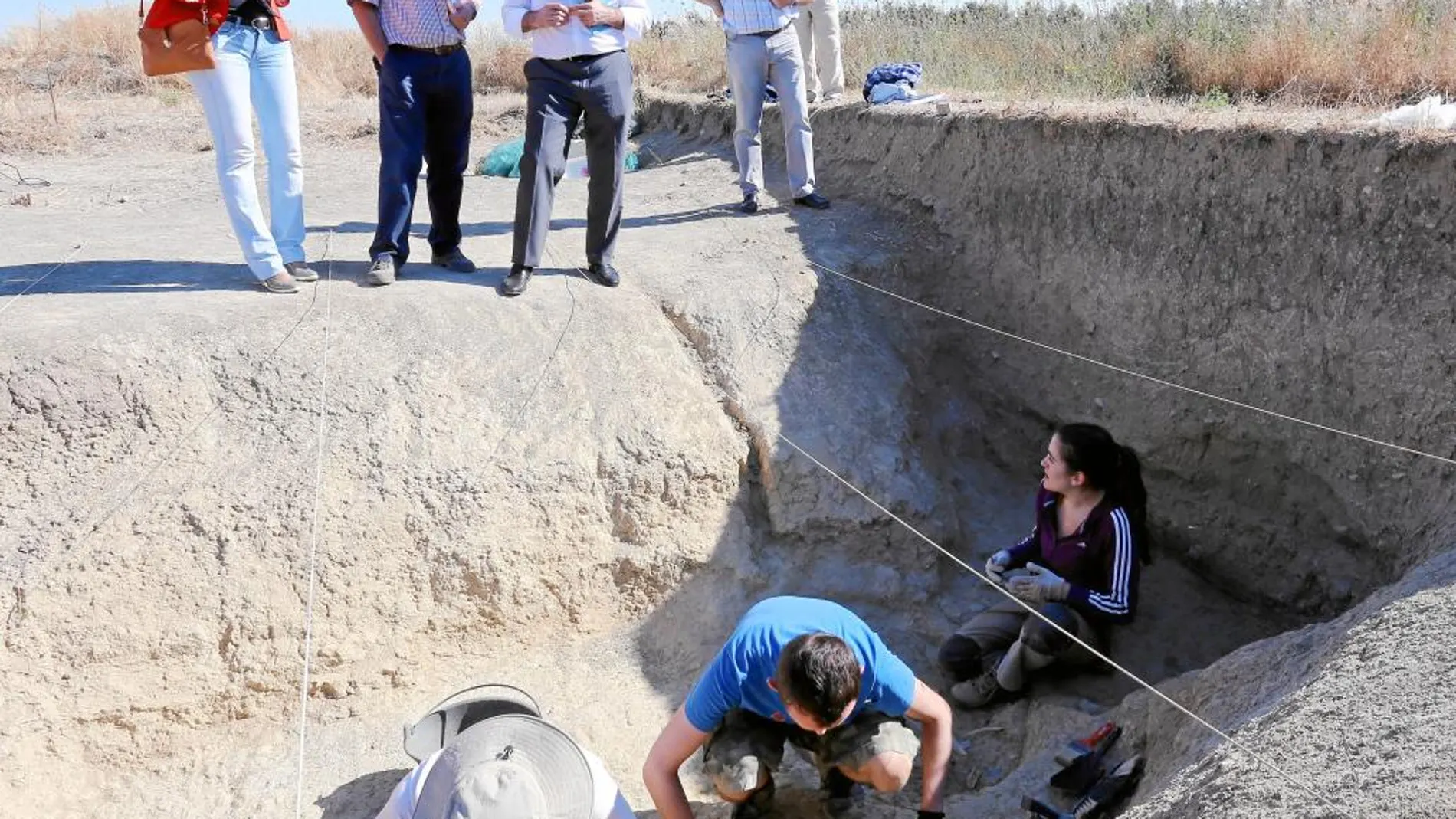 Jesús Julio Carnero visita las excavaciones de Matallana acompañado por el catedrático de la Uva, Germán Delibes