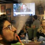Libaneses escuchan la entrevista al primer ministro Hariri en un café de Beirut