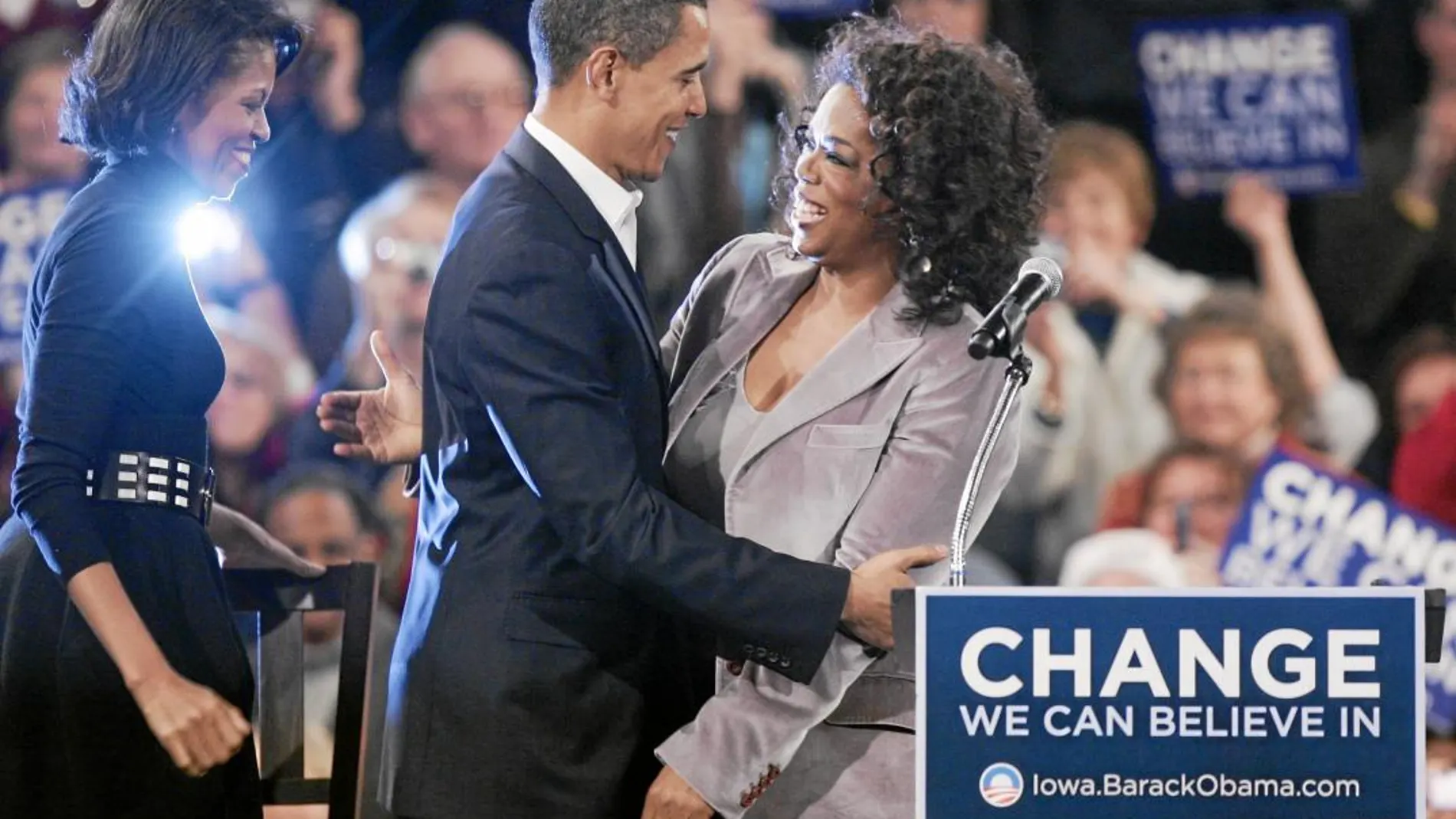 Oprah Winfrey junto a Michelle y Barack Obama en 2007 durante la campaña del demócrata en Iowa para las elecciones presidenciales de 2008