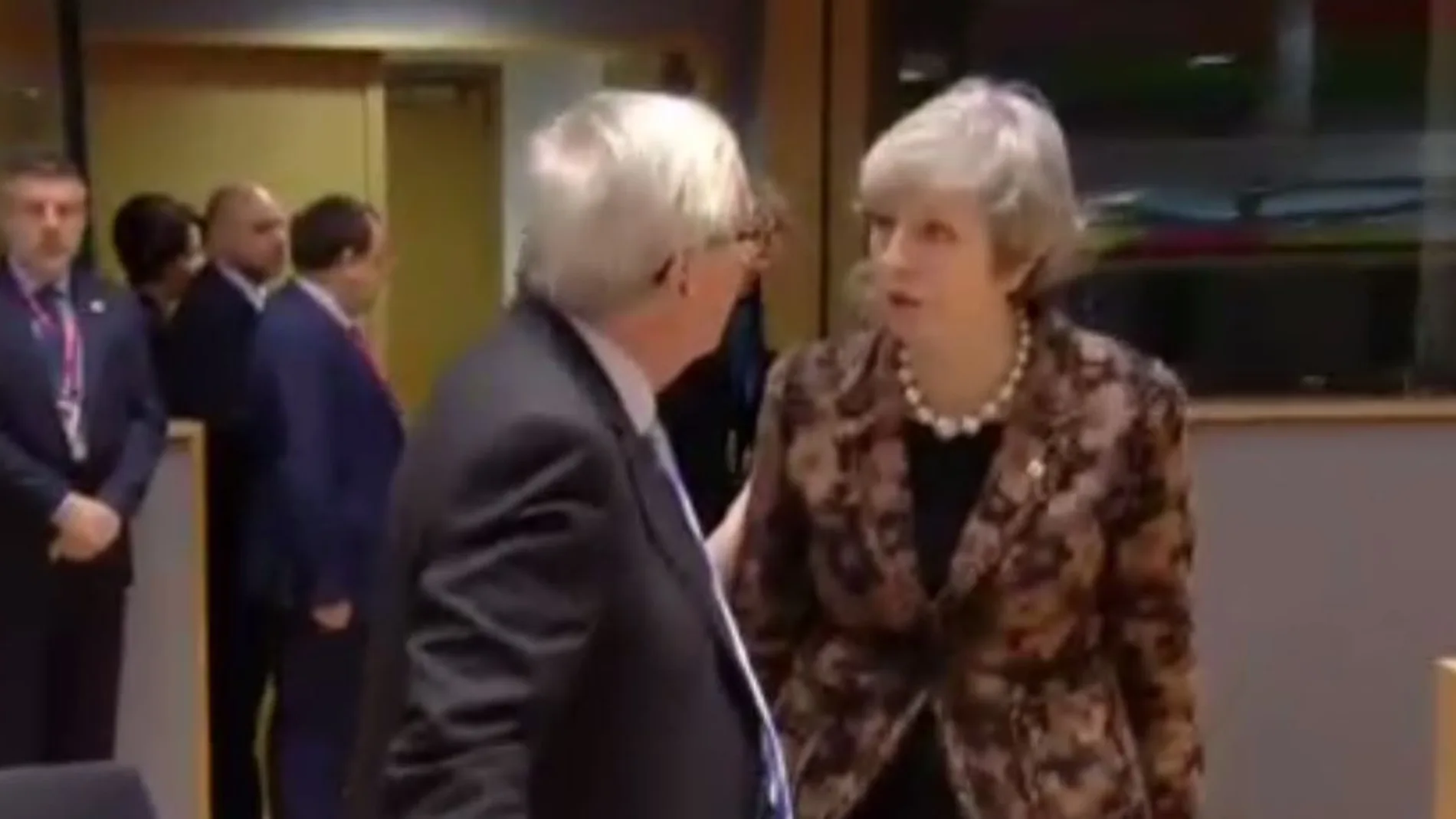 Theresa May y Jean-Claude Juncker durante el encontronazo