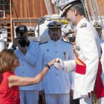 Felipe VI presidió ayer el acto de entrega de Reales Despachos en la Escuela Naval Militar de Marín y visita el buque Juan Sebastián Elcano. En la imagen, con la ministra de Defensa
