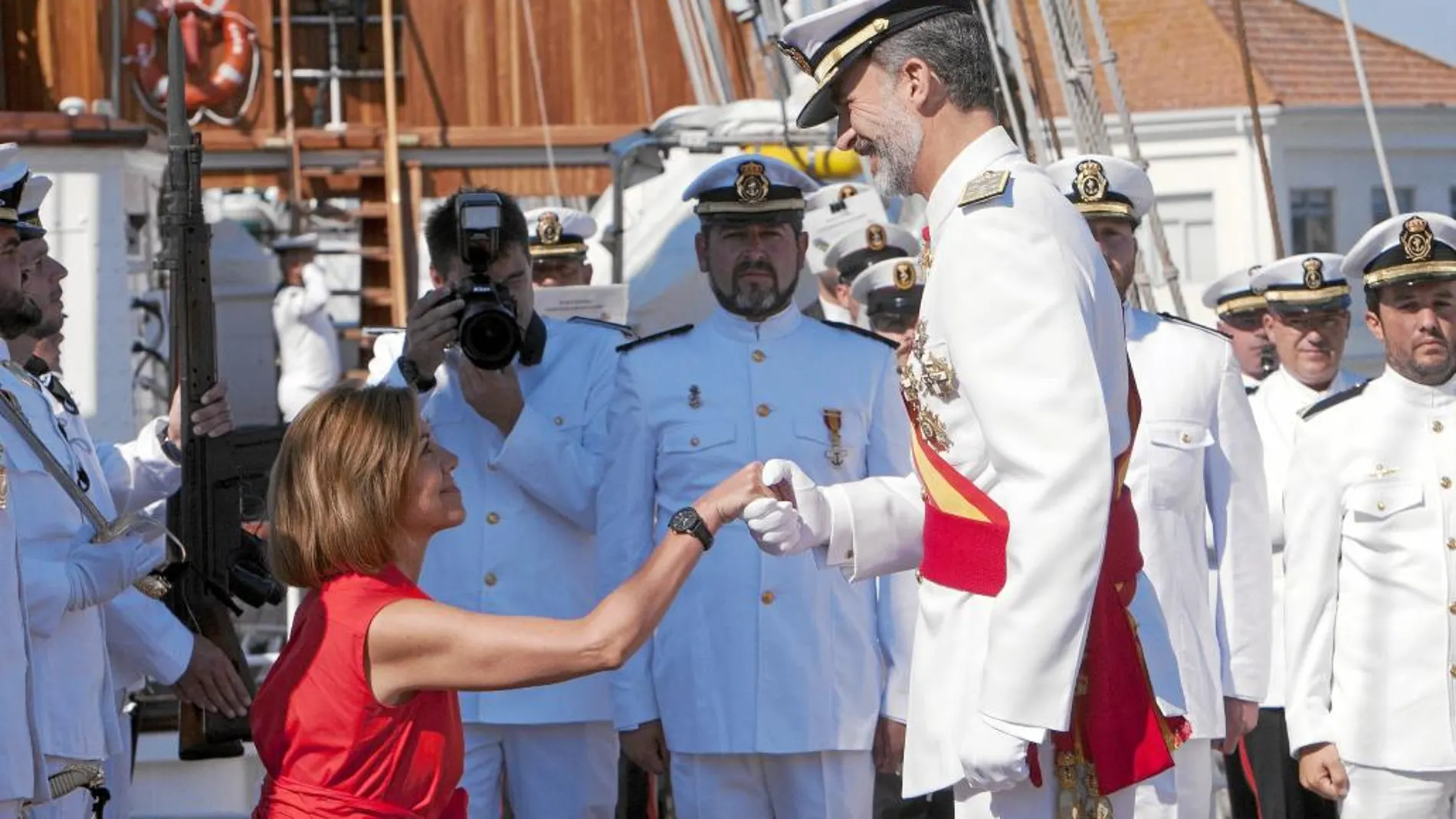 Felipe VI presidió ayer el acto de entrega de Reales Despachos en la Escuela Naval Militar de Marín y visita el buque Juan Sebastián Elcano. En la imagen, con la ministra de Defensa