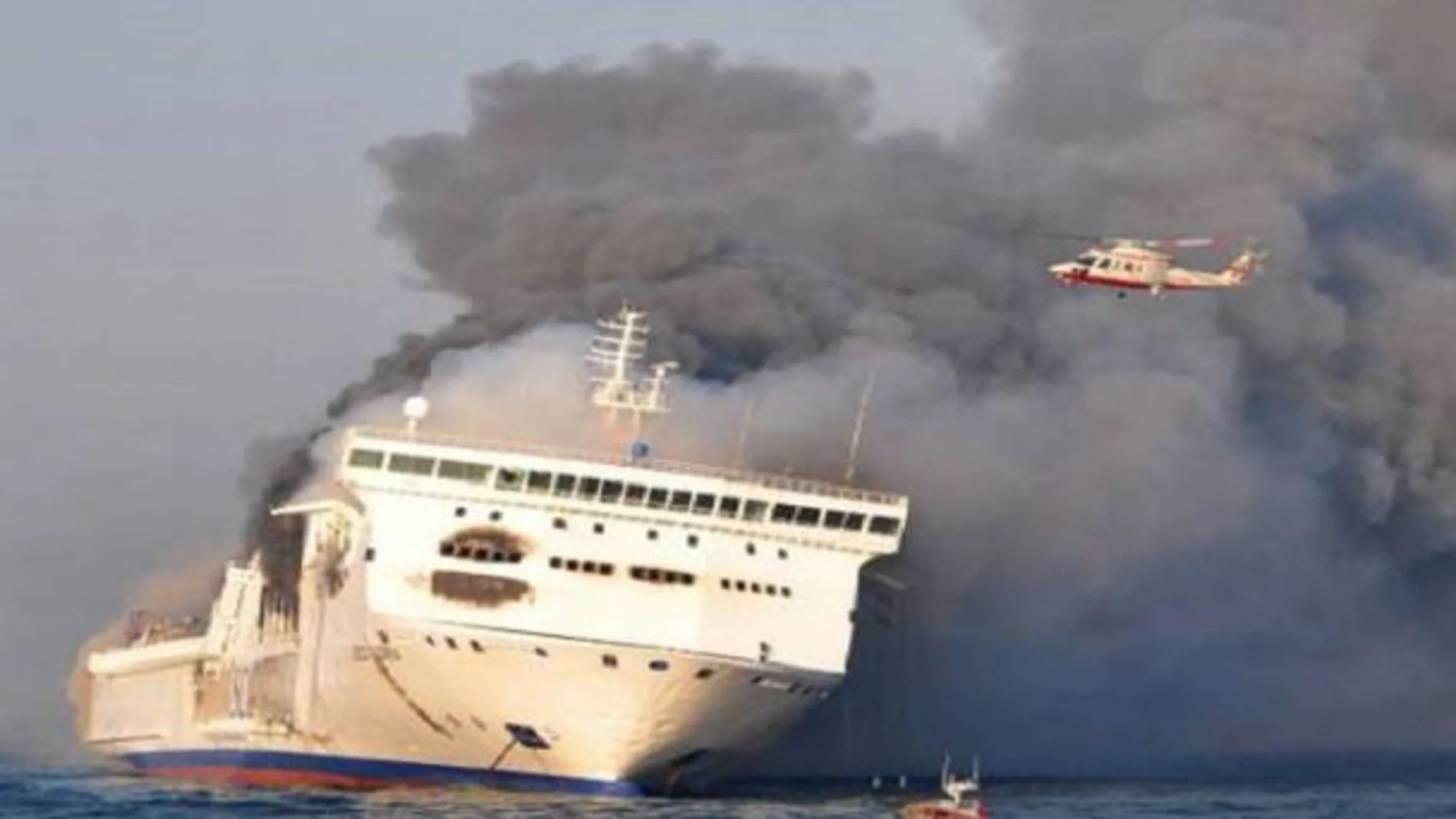 El ferry se ha incendiado tras producirse un explosión en la sala de motores/ Twitter