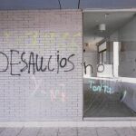 Pintadas, basuras y desperfectos son la imagen habitual de los portales okupados del Ensanche de Vallecas