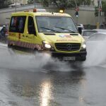 Una ambulancia a su paso por una calle de Madrid.