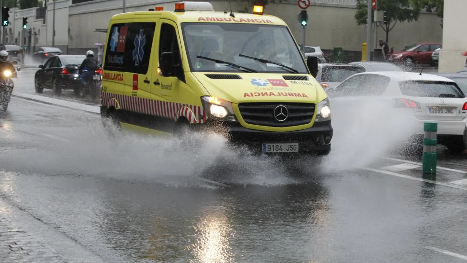 Una ambulancia a su paso por una calle de Madrid.
