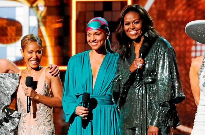 De izquierda a derecha, Lady Gaga, Jada Pinkett Smith, Alicia Keys, Michelle Obama y Jennifer Lopez, durante los premios Grammy / Reuters