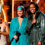 De izquierda a derecha, Lady Gaga, Jada Pinkett Smith, Alicia Keys, Michelle Obama y Jennifer Lopez, durante los premios Grammy / Reuters