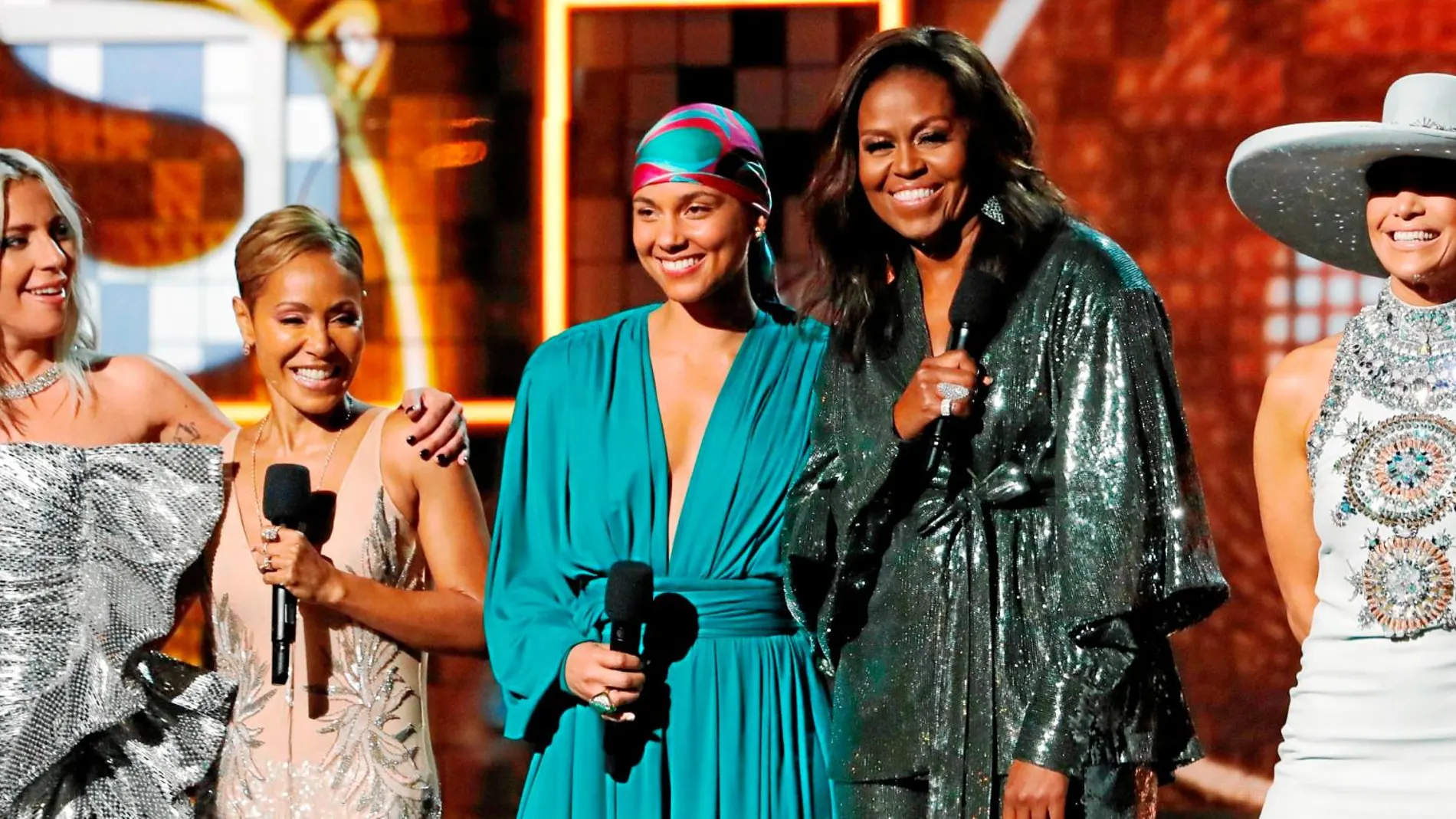 De izquierda a derecha, Lady Gaga, Jada Pinkett Smith, Alicia Keys, Michelle Obama y Jennifer Lopez, durante los premios Grammy / Reuters