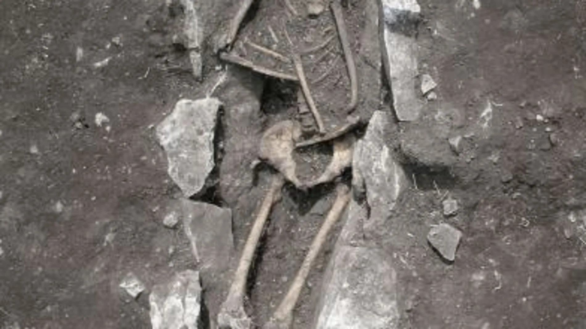 SIN CABEZA. El esqueleto hallado en el monte Liceo está desprovisto del cráneo, lo que ha hecho pensar a los investigadores que la muerte se debió a un sacrificio ritual en honor a los dioses