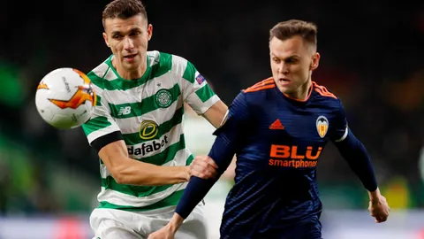 Denis Cheryshev del Valencia disputa un balón contra Jozo Simunovic del Celtic en Glasgow / Reuters