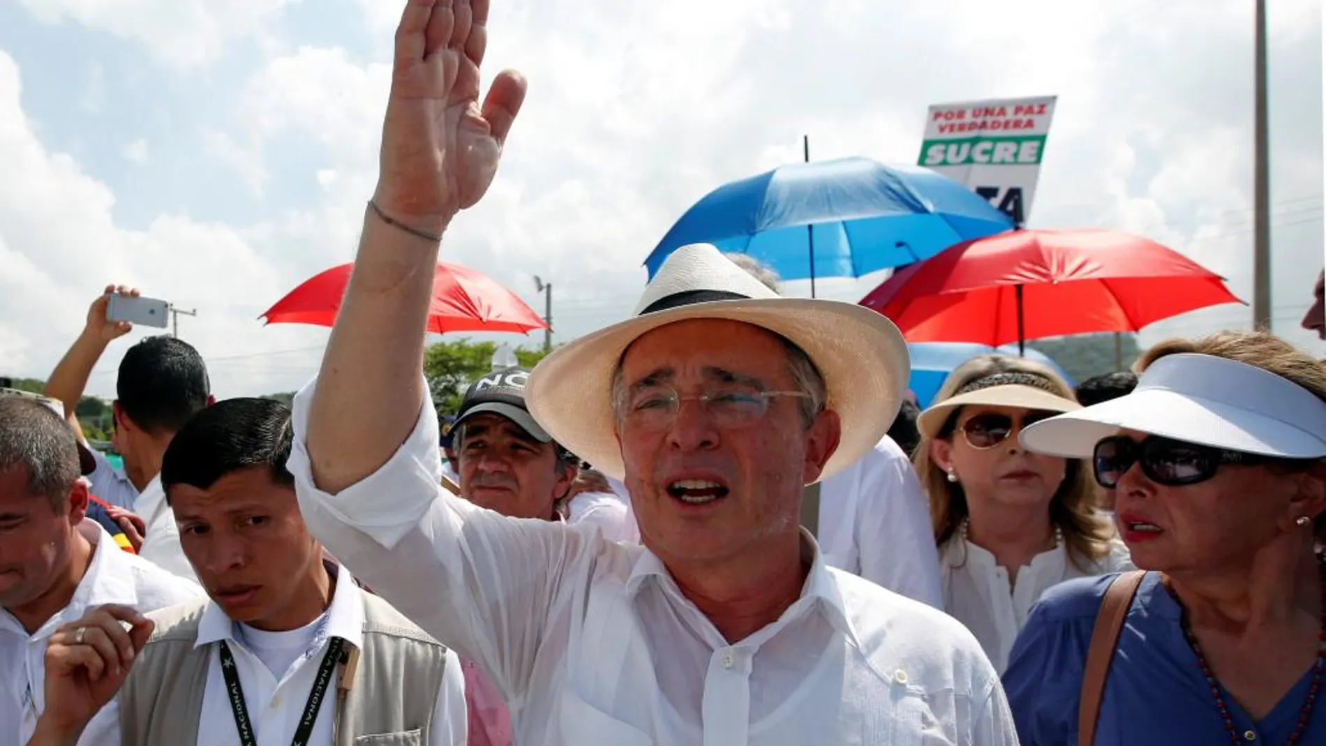 El senador y expresidente colombiano Álvaro Uribe Vélez (i) participa el lunes 26 de septiembre de 2016, en una concentración en contra del plebiscito y de la firma del acuerdo de paz en Cartagena
