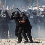Enfrentamientos entre manifestantes y agentes de policía en Buenos Aires, ayer