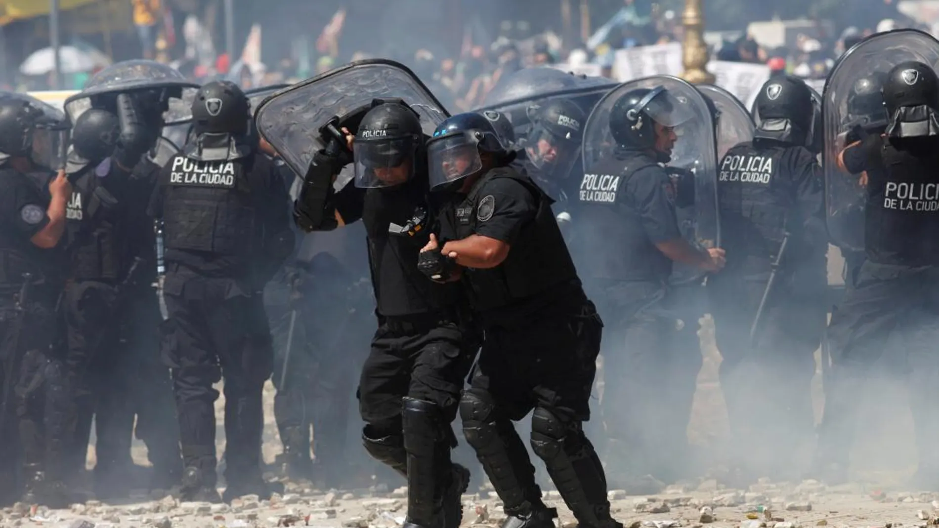 Enfrentamientos entre manifestantes y agentes de policía en Buenos Aires, ayer