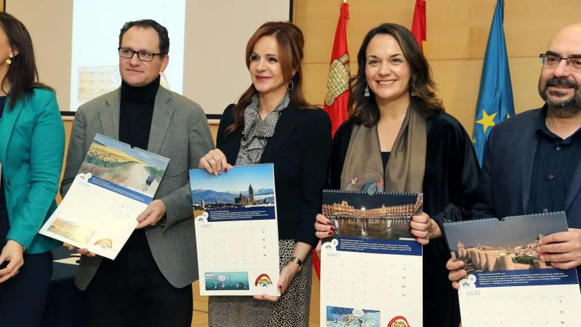 La presidenta de las Cortes de Castilla y León, Silvia Clemente, presenta el calendario conmemorativo del XXXV Aniversario del Estatuto de Autonomía
