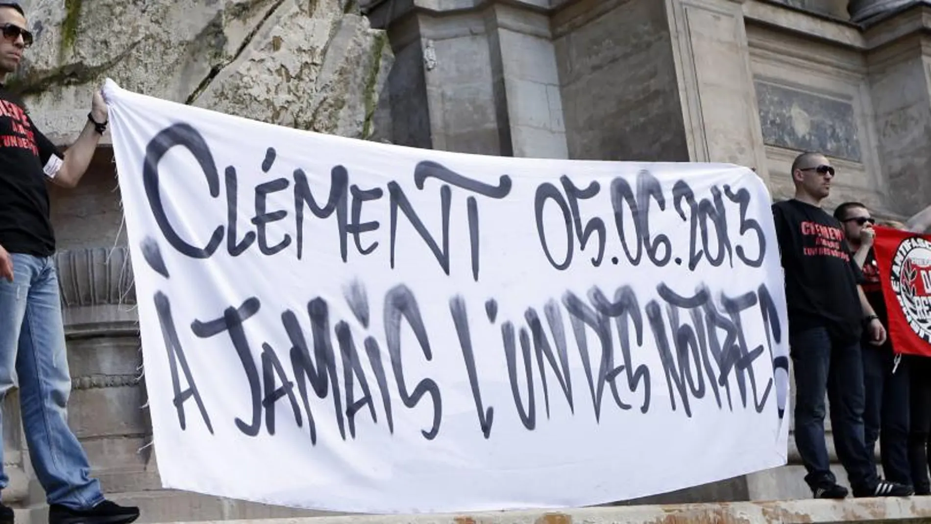 Compañeros del joven asesinado en París