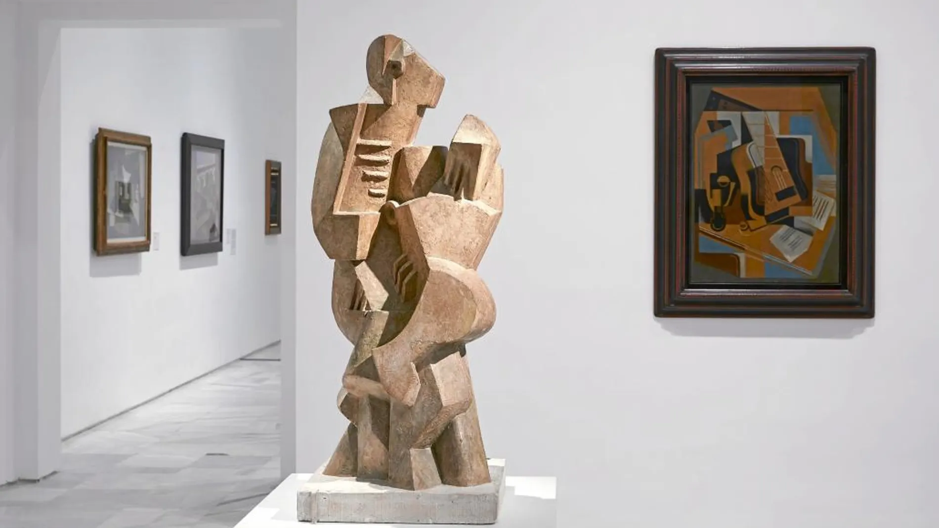 Al fondo, «La guitarra» (1918), de Juan Gris, uno de los protagonistas de esta muestra, junto a la escultura «Marinero con guitarra», de Lipchitz