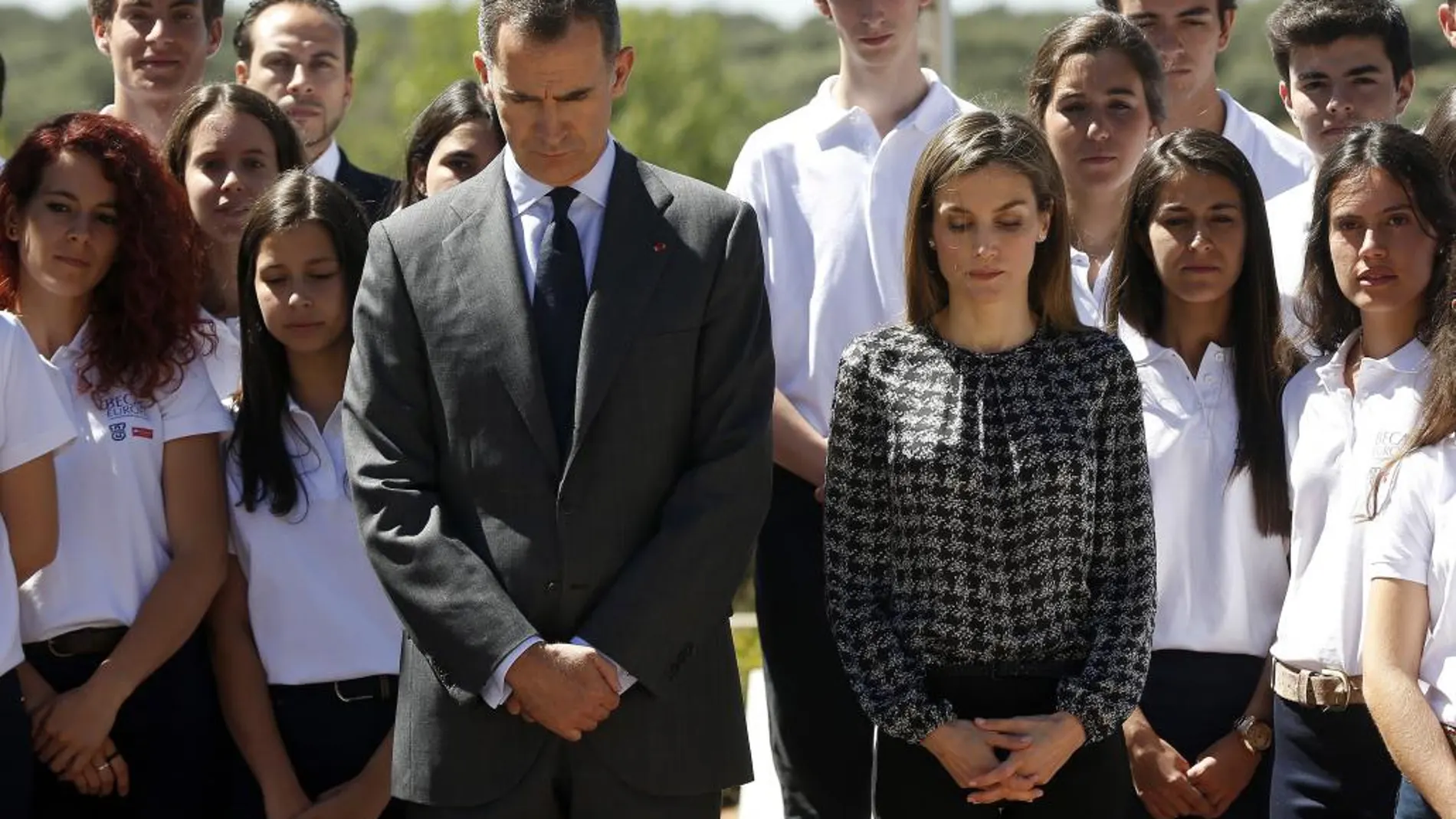 Los Reyes acompañados por los estudiantes del programa de "Becas Europa"guardaron un minuto de silencio en el exterior del Palacio de la Zarzuela en memoria de las víctimas del atentado en Niza