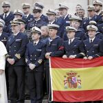El Papa posa junto a miembros de la tripulación del buque «Cantabria» en la Plaza San Pedro
