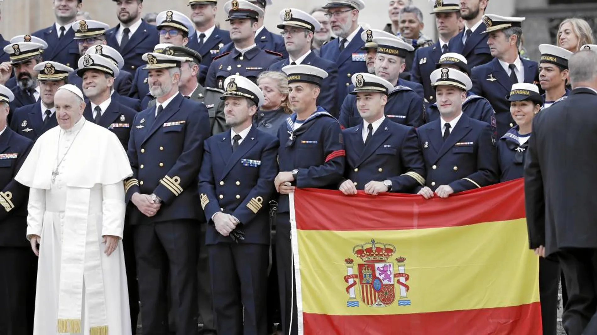 El Papa posa junto a miembros de la tripulación del buque «Cantabria» en la Plaza San Pedro
