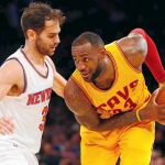 Calderón, con la camiseta de los Knicks, defendiendo a LeBron, su nuevo compañero, la estrella de los Cavaliers