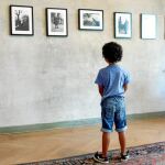 La mayoría de las fotografías de la exposición «Dos Miradas sobre Aleixandre» están en su ubicación original dentro de Velintonia